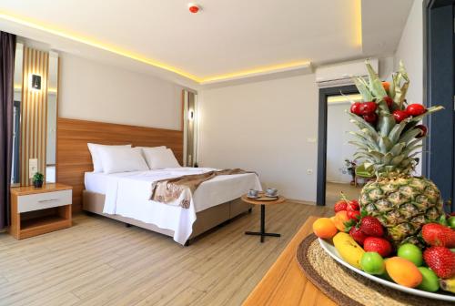 特拉布宗ALMIRCAN HOTEL的酒店客房,配有一张床和一碗水果