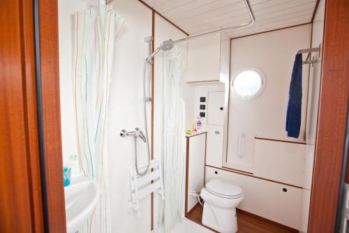 雷希林KUHNLE-TOURS Kabinen的一间带卫生间和水槽的小浴室