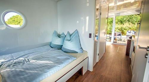 雷希林KUHNLE-TOURS Kabinen的一间卧室配有一张带蓝色枕头的床。
