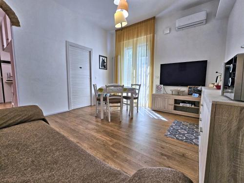 卡斯泰纳索La Ca' Bianca Affittaly Apartments的客厅配有桌子和电视