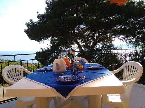 卡波利韦里La casa dei nonni的一张白色桌子,上面有蓝色的桌布