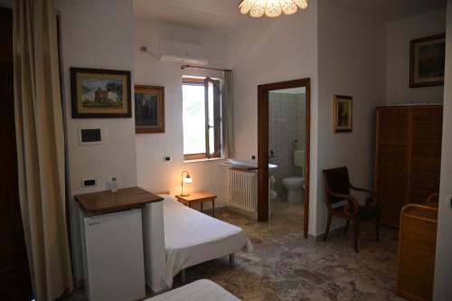 普尔萨诺B&B Villa Dongiovanni的一间卧室配有一张床,浴室设有窗户