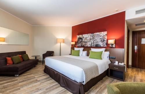 巴塞罗那巴塞罗那格兰大道莱昂纳多酒店的酒店客房,配有床和沙发