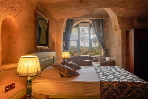 乌奇希萨尔Takaev Cave House的一间卧室设有一张床和一个窗口