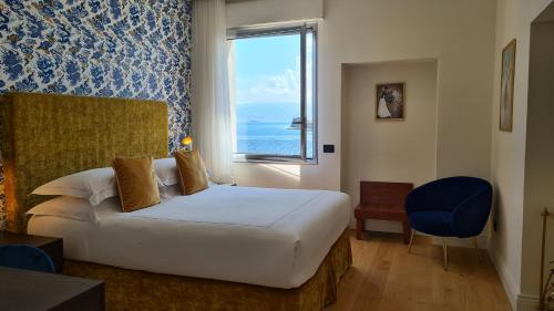 墨西拿Jolly Charme Suite的酒店客房设有一张床和一个大窗户
