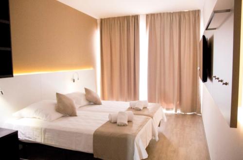 埃尔阿雷纳尔普兰特万酒店的酒店客房,配有带毛巾的床