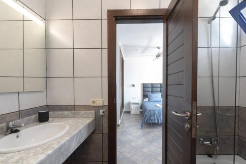 普拉亚布兰卡Luxury 3-bedroom villa with private pool in Marina Rubicon, Playa Blanca, Lanzarote的一间带水槽和镜子的浴室