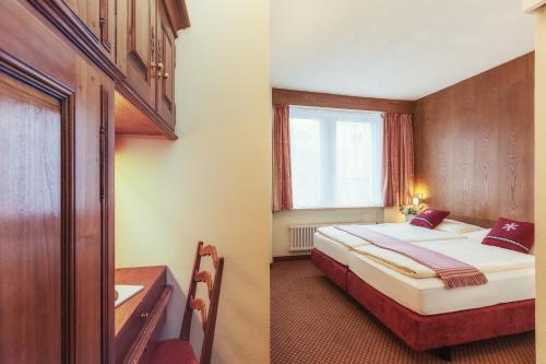 采尔马特魅力酒店的酒店客房设有床和窗户。