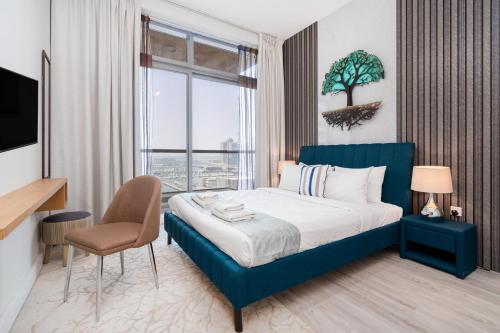 迪拜Vacay Lettings -2 Bed Iris Blue Dubai Marina的一间卧室设有蓝色的床和窗户。