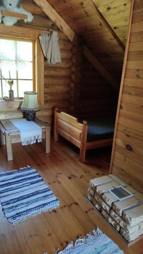 莫雷泰Gojaus smukle的小木屋配有床和桌子