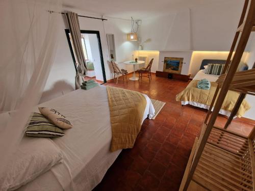 马翁Mongofre Agroturismo的一间卧室配有两张床和一张桌子