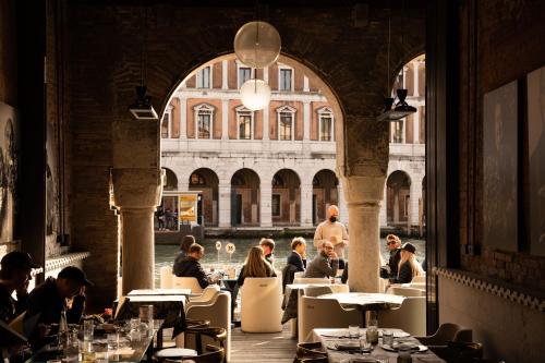 威尼斯The Venice Venice Hotel的一群坐在餐厅桌子上的人