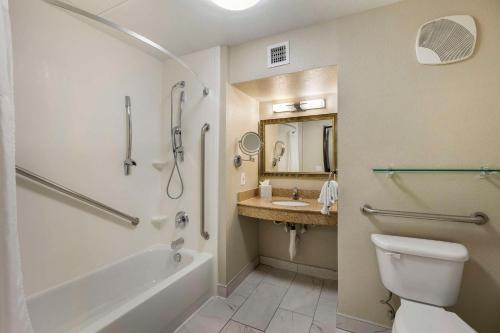 拉斯维加斯贝斯特韦斯特普拉斯亨德森酒店的带浴缸、卫生间和盥洗盆的浴室