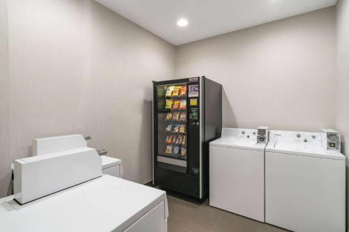 莱瑟姆莱瑟姆奥尔巴尼机场拉奎塔酒店的冰箱和洗衣机