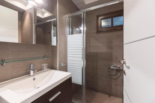 克里皮吉#FLH - Coconut & Vanilla & Pineapple Pool Apartments的一间带水槽和玻璃淋浴的浴室