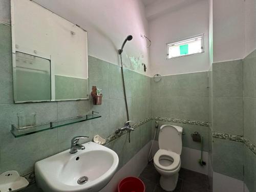岘港OYO 1182 An Binh Motel的一间带水槽、卫生间和镜子的浴室