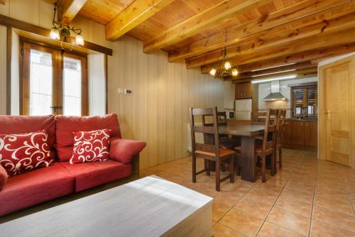 潘蒂科萨Casitas centro panticosa的客厅配有红色的沙发和桌子