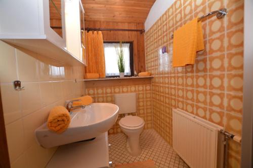 比苏姆Haus-Lily-Nr-03的一间带水槽和卫生间的浴室