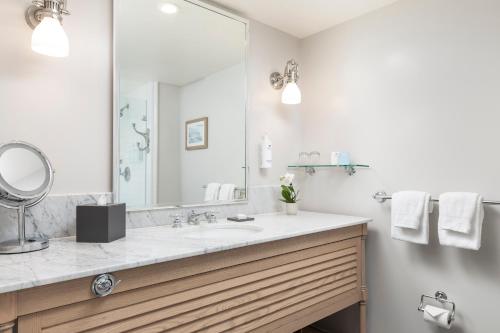 蒙特雷波托拉Spa酒店的一间带水槽和大镜子的浴室