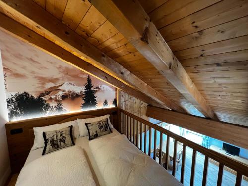 迪马罗KAISERKRONE CHARMING RETREAT的木天花板的客房内的一张床位