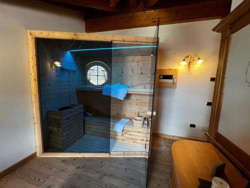 迪马罗KAISERKRONE CHARMING RETREAT的一间位于客房内的玻璃淋浴间的浴室