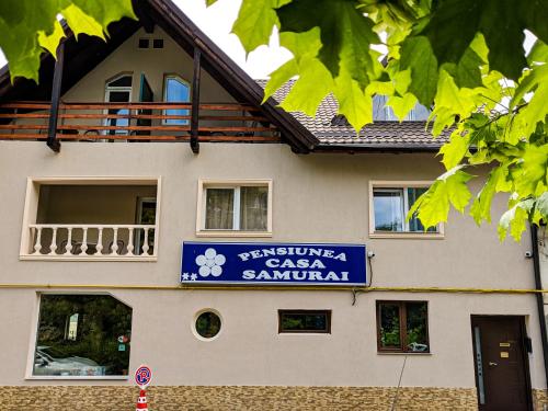 布拉索夫武士之家膳食公寓的带有汽车沙龙标志的建筑