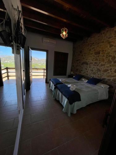 马拉加Habitacion rural en Alora Caminito del Rey的一间卧室设有两张床和大窗户