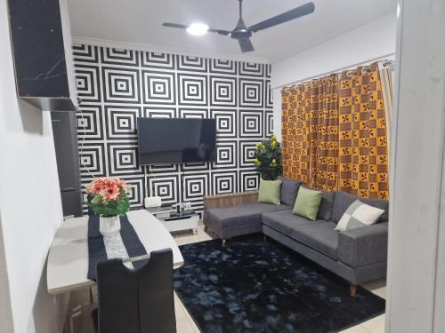 阿克拉KESEWAA's APARTMENT的带沙发和电视的客厅