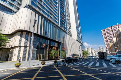 深圳天幕行政公寓（深圳福田中心店）的一条城市街道,上面有一座汽车停放的建筑