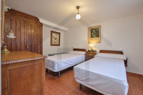 拉斯特雷斯Casona del Sol El Retorno II - RECIEN REFORMADO的一间卧室配有两张床,还有一个柜台