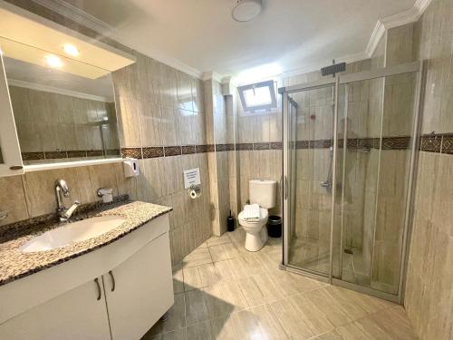 厄吕代尼兹Mountain Valley Oludeniz的带淋浴、盥洗盆和卫生间的浴室