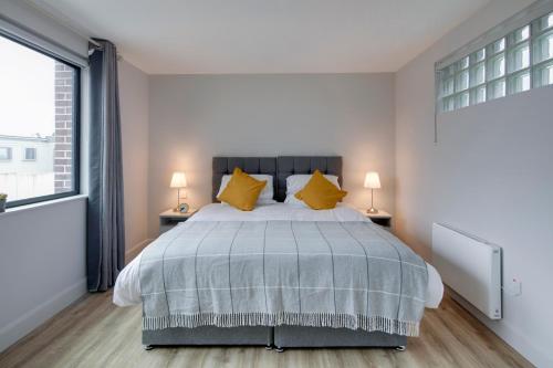 都柏林Highfield House的一间卧室配有一张带黄色枕头的大床