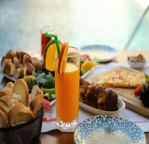 切什梅Grand Faik Hotel的一张桌子,上面放着一盘食物和一杯橙汁