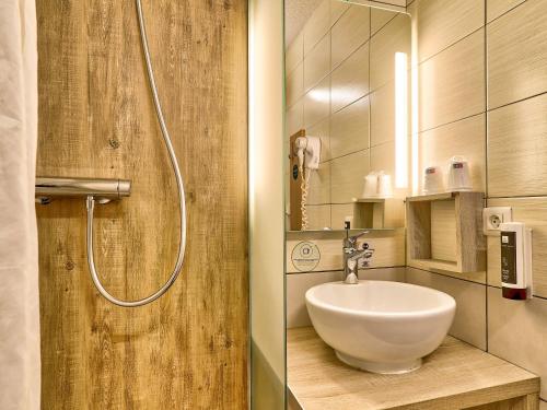 奥比埃B&B HOTEL Clermont-Ferrand Sud Aubière的一间带水槽和淋浴的浴室