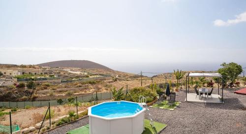 FasniaLa Casa del Barranco的后院的游泳池,享有海景