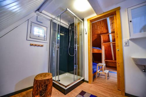 孙登Nordic Ferienpark Sorpesee的带淋浴的浴室和木地板。