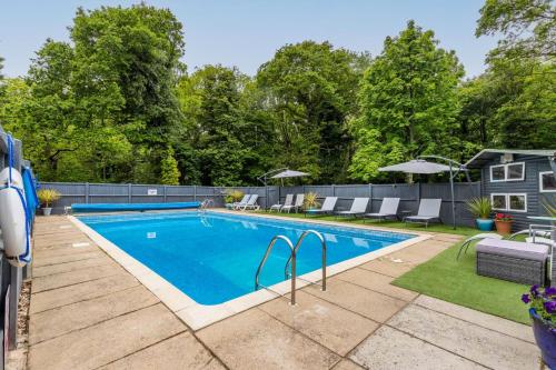 埃尔默顿The Eiders - Norfolk Holiday Properties的庭院里的一个蓝色海水游泳池