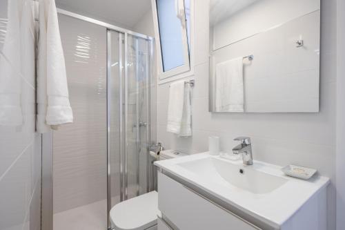 特尔德Sea Views Private Terrace 2BR House near the Beach的白色的浴室设有水槽和淋浴。
