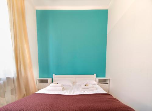 克拉科夫Spacious Apartments Zyblikiewicza Street的一间卧室配有一张蓝色墙壁的床