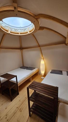 巴尔斯塔尔fitneXX Zelt-Dorf的客房设有两张床和窗户。