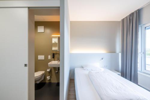 斯图加特斯图加特MK酒店的一间酒店客房 - 带一张床和一间浴室