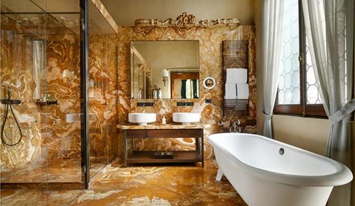 威尼斯云水之都的带浴缸、两个盥洗盆和镜子的浴室