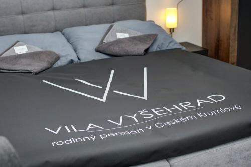 捷克克鲁姆洛夫Vila Vyšehrad的一张床上有华丽的名牌床垫的床