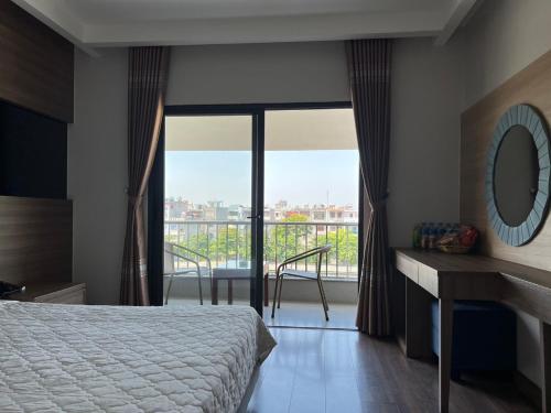 海阳Khách Sạn Sông Lô的一间卧室设有一张床和一个美景阳台