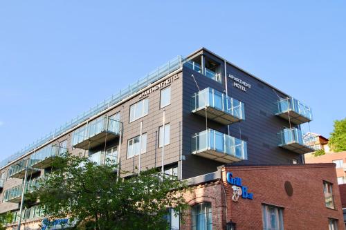 奥斯陆Super Stay Hotel, Oslo的公寓大楼的一侧设有阳台。