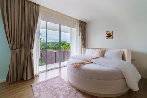 奥南海滩The Pin Boutique Pool Villa Krabi的一间卧室设有一张大床和大窗户