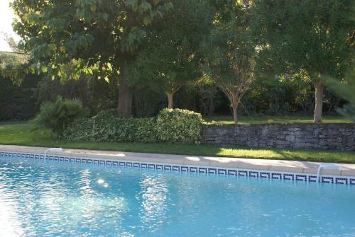 Villa Les Folies - magnifique jardin avec piscine内部或周边的泳池