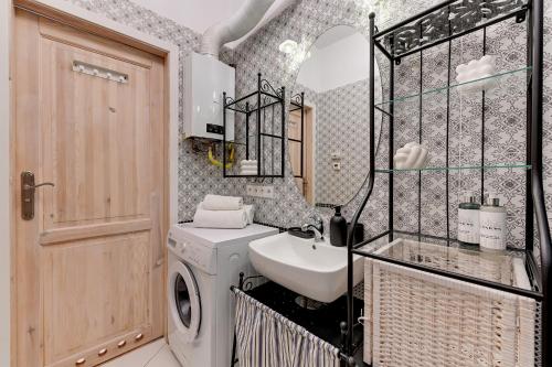 格但斯克Downtown Apartments Old Town Długa Vintage的一间带洗衣机和水槽的浴室