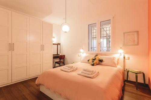 里米尼Casa di Design nel cuore di Rimini的一间卧室配有一张床,上面有两条毛巾