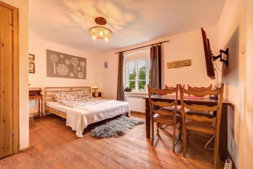 斯塔雷朱奇Uroczysko Skomackie的卧室配有一张床和一张桌子及椅子